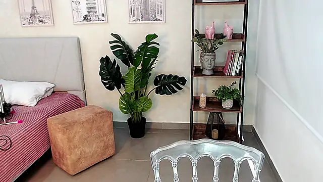 Sassy--Girl online show from February 19, 6:10 pm