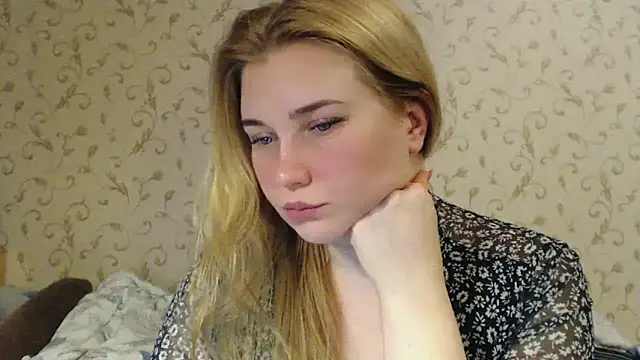 mmmPinUpGirl online show from March 1, 8:31 pm