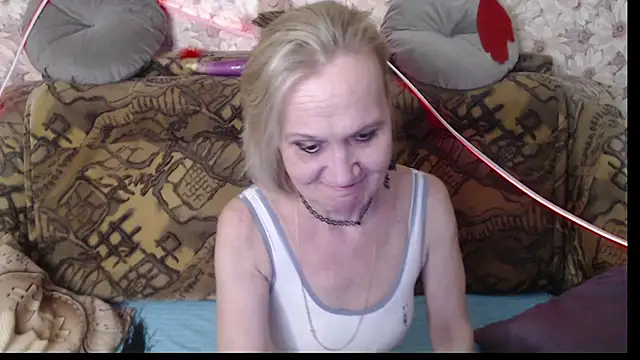 Snapshot of MissBekker chatting on December 17, 12:01 am MissBekker online show from December 17, 12:01 am