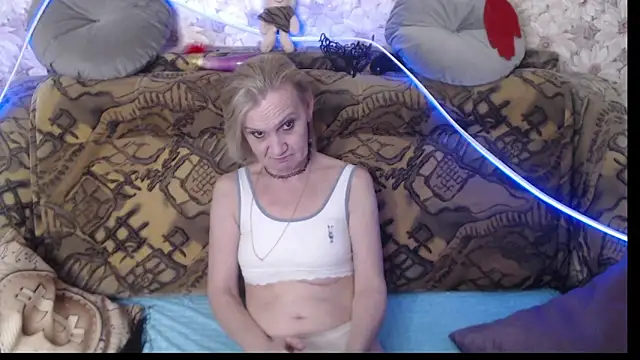 Snapshot of MissBekker chatting on December 17, 6:13 am MissBekker online show from December 17, 6:13 am