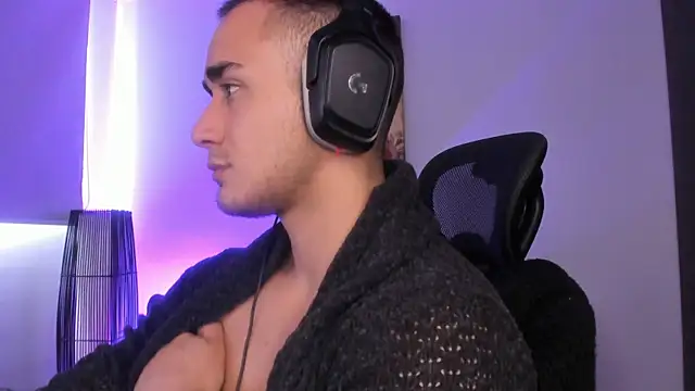 Snapshot of AlexRivera6 chatting on December 24, 6:28 pm AlexRivera6 online show from December 24, 6:28 pm