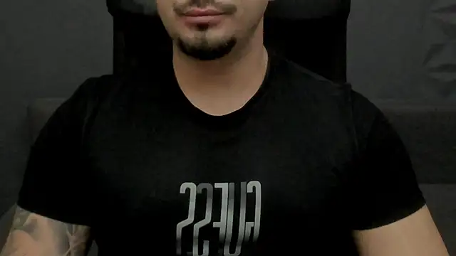 Snapshot of TonyWilcox chatting on December 14, 5:57 am TonyWilcox online show from December 14, 5:57 am