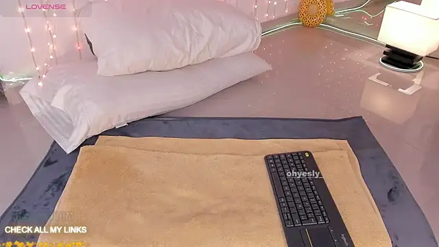 Snapshot of ohyesly_ chatting on January 6, 10:08 am ohyesly online show from January 6, 10:08 am