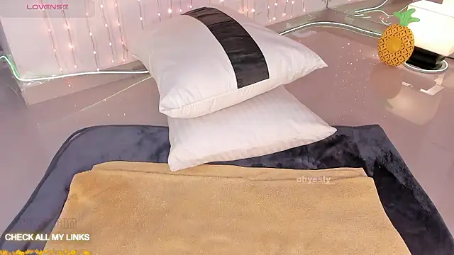 Snapshot of ohyesly_ chatting on January 8, 10:06 am ohyesly online show from January 8, 10:06 am