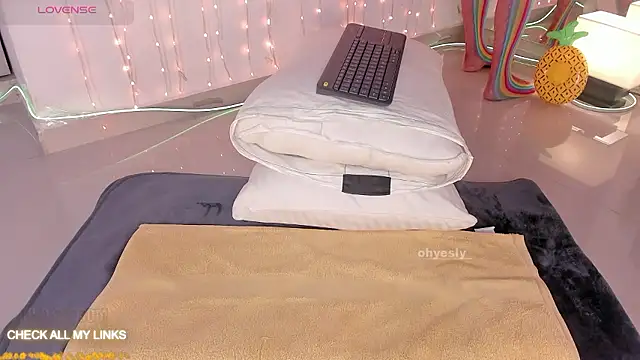 Snapshot of ohyesly_ chatting on January 9, 10:07 am ohyesly online show from January 9, 10:07 am