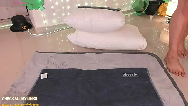 Snapshot of ohyesly_ chatting on March 2, 10:11 am ohyesly online show from March 2, 10:11 am