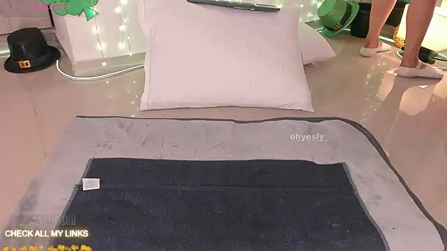 Snapshot of ohyesly_ chatting on March 4, 10:10 am ohyesly online show from March 4, 10:10 am