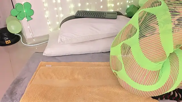 Snapshot of ohyesly_ chatting on March 9, 10:19 am ohyesly online show from March 9, 10:19 am