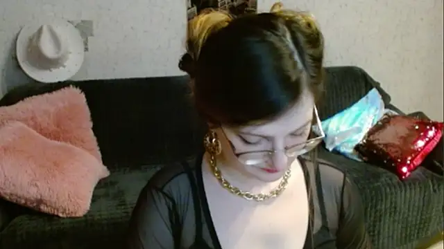 Snapshot of Arielsssplash chatting on December 17, 2:45 pm Arielsssplash online show from December 17, 2:45 pm