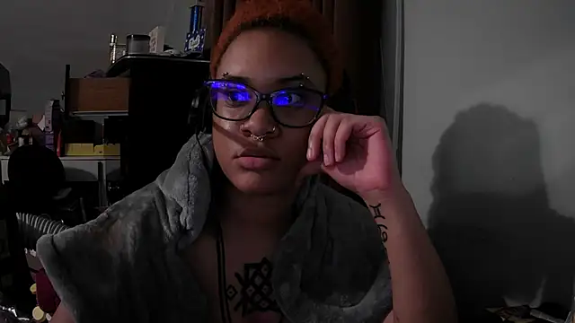 nickytheehawtie online show from May 1, 2:27 am