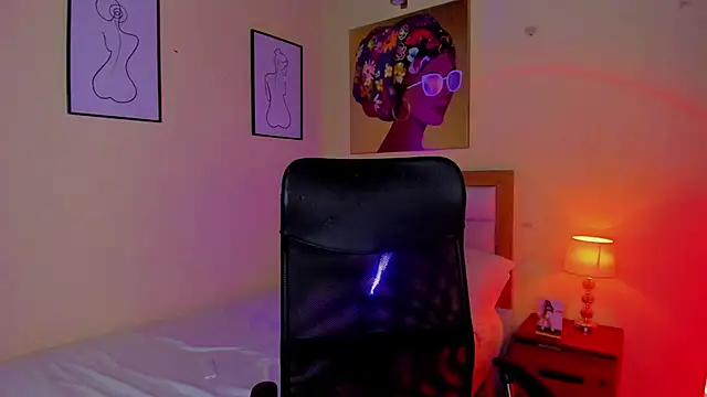 Snapshot of AitanaBrown_ chatting on October 19, 4:29 pm AitanaBrown online show from October 19, 4:29 pm