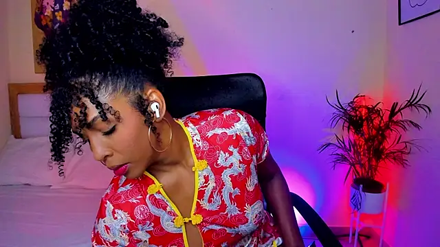 Snapshot of AitanaBrown_ chatting on May 5, 8:28 pm AitanaBrown online show from May 5, 8:28 pm