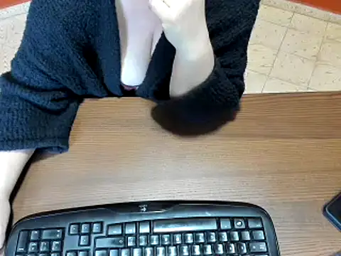 Snapshot of NikkiHolland chatting on February 28, 8:09 am NikkiHolland online show from February 28, 8:09 am