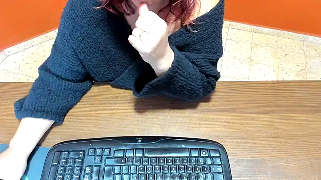 Snapshot of NikkiHolland chatting on November 5, 8:25 am NikkiHolland online show from November 5, 8:25 am