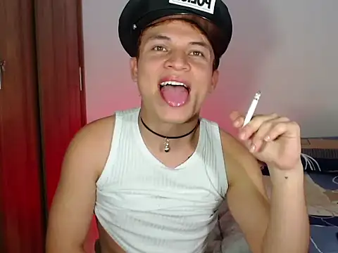 Snapshot of Leon_Wild chatting on March 22, 10:35 pm Leon Wild online show from March 22, 10:35 pm