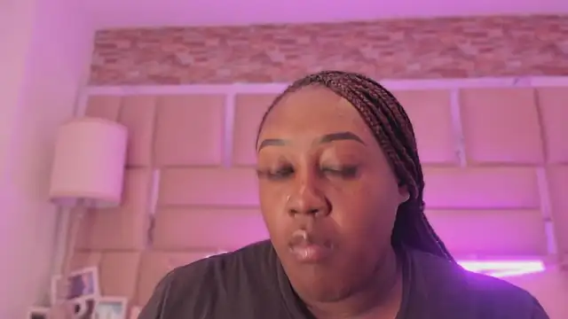 ShaniaBrownn online show from June 5, 7:41 pm