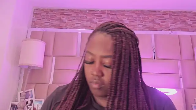 ShaniaBrownn online show from June 17, 7:37 pm