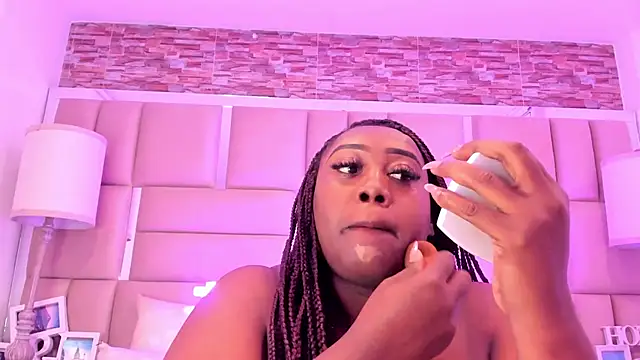 ShaniaBrownn online show from June 18, 8:13 pm