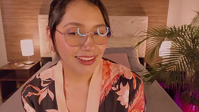 Snapshot of LauraRuiz1 chatting on July 10, 9:50 pm LauraRuiz1 online show from July 10, 9:50 pm