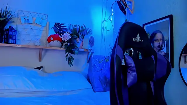 Snapshot of AnaPola chatting on December 13, 3:16 am AnaPola online show from December 13, 3:16 am