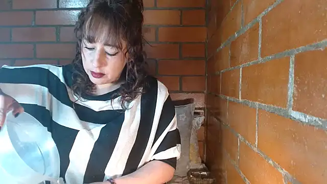 Snapshot of jenniferS_ chatting on January 4, 4:00 pm jenniferS online show from January 4, 4:00 pm