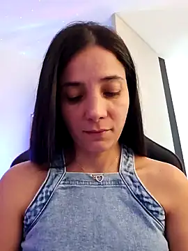 Snapshot of miaeyes chatting on December 31, 4:46 pm miaeyes online show from December 31, 4:46 pm