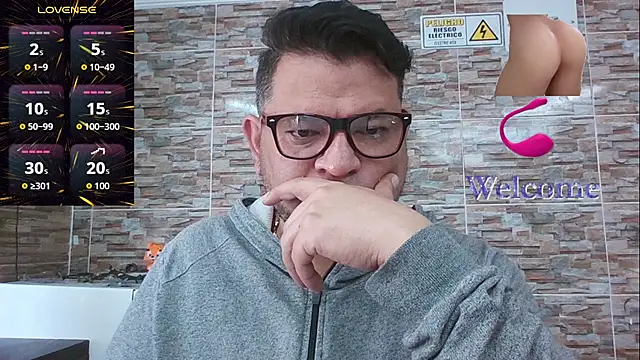 Snapshot of SexDiffrent chatting on October 28, 4:31 pm SexDiffrent online show from October 28, 4:31 pm