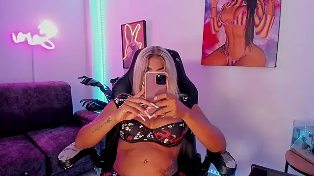 Snapshot of xLatinahotx chatting on August 3, 10:32 am xLatinahotx online show from August 3, 10:32 am