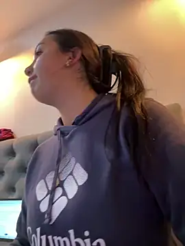 Snapshot of Hannahoff chatting on February 5, 4:37 am Hannahoff online show from February 5, 4:37 am