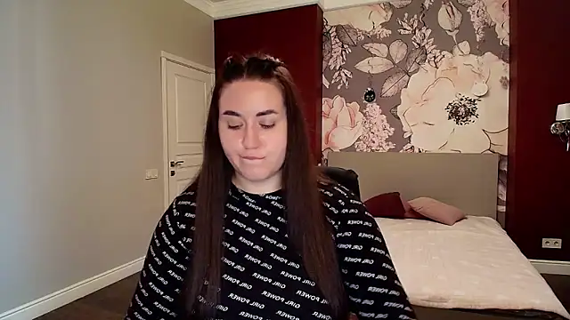 Roxie Bradley online show from October 6, 5:49 am