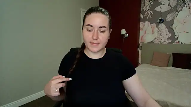 Roxie Bradley online show from May 13, 5:49 am
