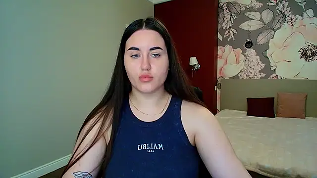 Roxie Bradley online show from June 15, 5:31 am