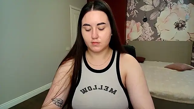Roxie Bradley online show from June 16, 5:43 am