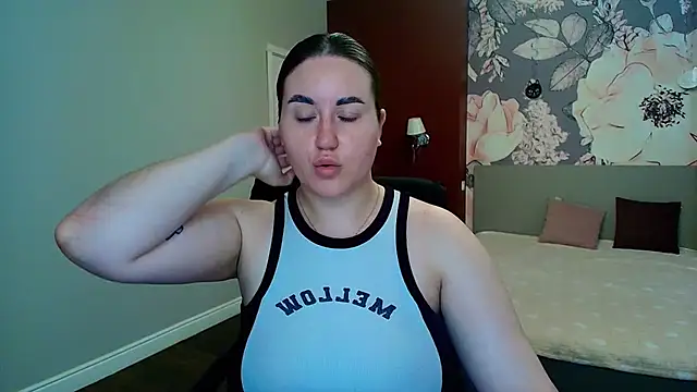 Roxie Bradley online show from June 29, 5:46 am