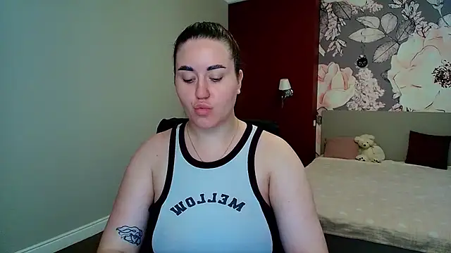 Roxie Bradley online show from July 7, 5:54 am