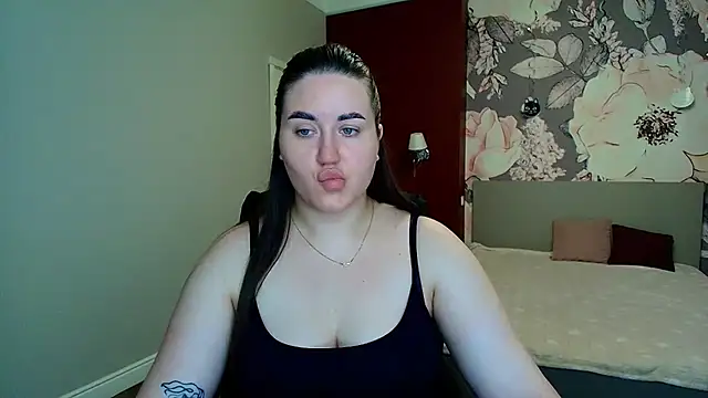 Roxie Bradley online show from July 13, 5:32 am