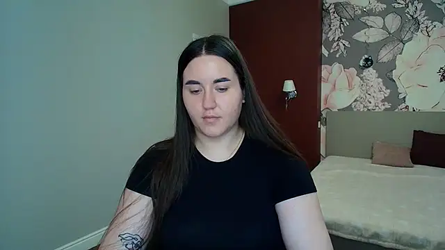 Roxie Bradley online show from August 3, 5:39 am