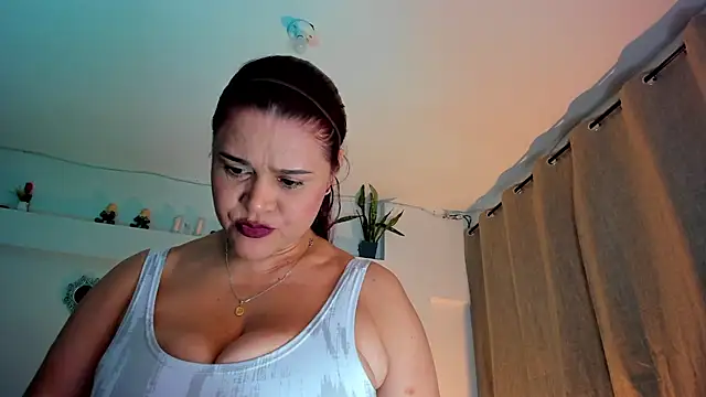 Sinthia Collins online show from August 4, 1:31 am