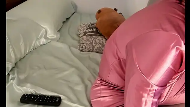 Snapshot of _yisela_ chatting on January 1, 12:53 am yisela online show from January 1, 12:53 am