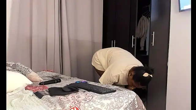 Snapshot of _yisela_ chatting on February 5, 12:20 am yisela online show from February 5, 12:20 am