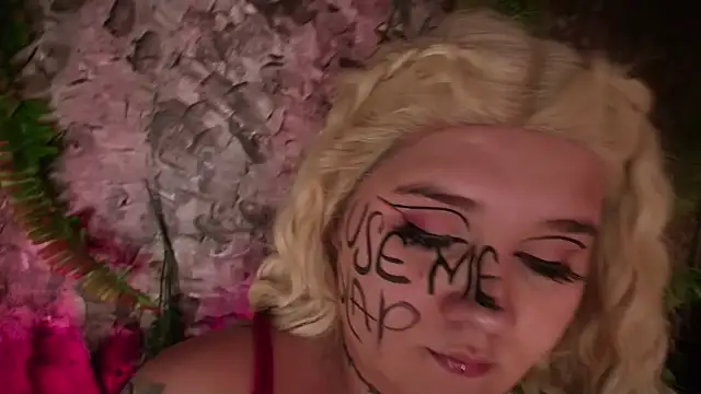 Snapshot of Laura_takint chatting on December 12, 8:43 pm Laura takint online show from December 12, 8:43 pm