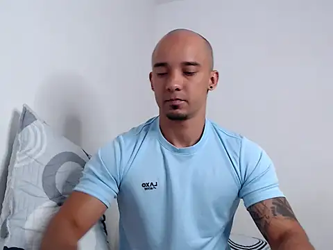 Snapshot of SimonRoberth chatting on December 17, 6:14 pm SimonRoberth online show from December 17, 6:14 pm