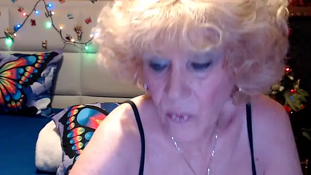Snapshot of HappyWomanOn chatting on May 4, 8:32 am HappyWomanOn online show from May 4, 8:32 am
