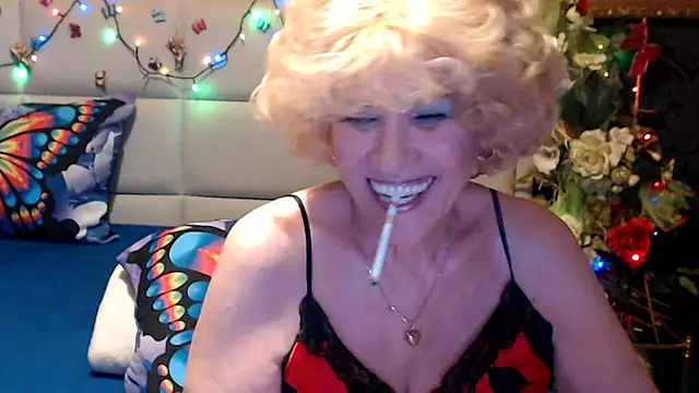 Snapshot of HappyWomanOn chatting on May 4, 8:38 pm HappyWomanOn online show from May 4, 8:38 pm
