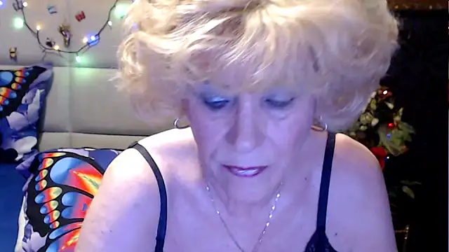 Snapshot of HappyWomanOn chatting on May 6, 9:36 am HappyWomanOn online show from May 6, 9:36 am
