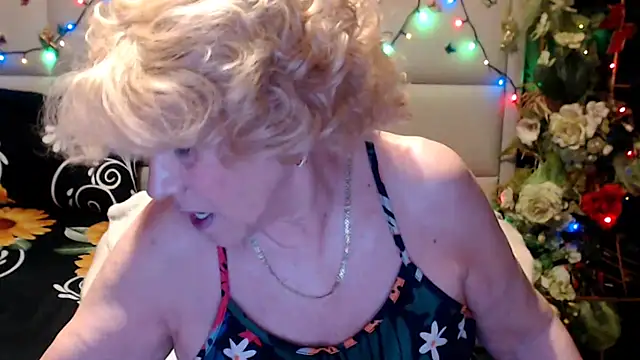 Snapshot of HappyWomanOn chatting on May 19, 9:15 am HappyWomanOn online show from May 19, 9:15 am