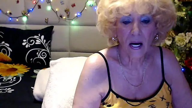 Snapshot of HappyWomanOn chatting on May 21, 6:31 am HappyWomanOn online show from May 21, 6:31 am