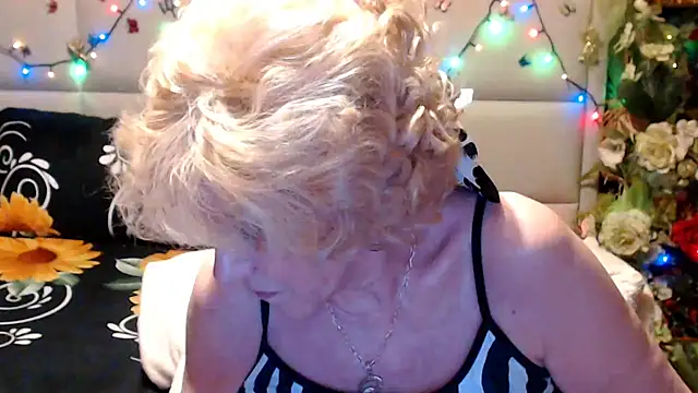 Snapshot of HappyWomanOn chatting on May 23, 9:19 pm HappyWomanOn online show from May 23, 9:19 pm