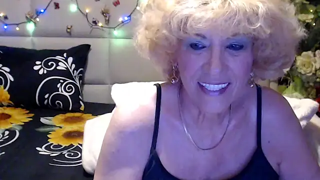 Snapshot of HappyWomanOn chatting on May 24, 9:25 am HappyWomanOn online show from May 24, 9:25 am