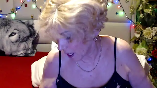 Snapshot of HappyWomanOn chatting on May 27, 9:17 am HappyWomanOn online show from May 27, 9:17 am
